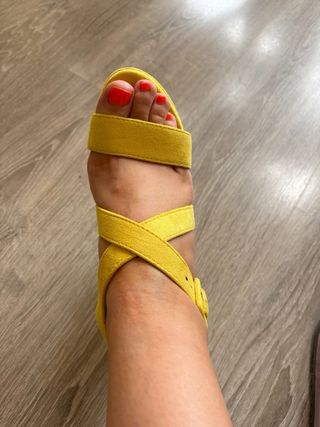 Sandalias amarillas mujer tacón