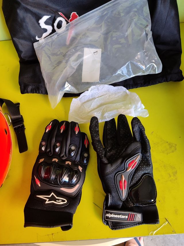 Casco moto rojo y guantes