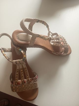 Sandalias doradas con pedrería