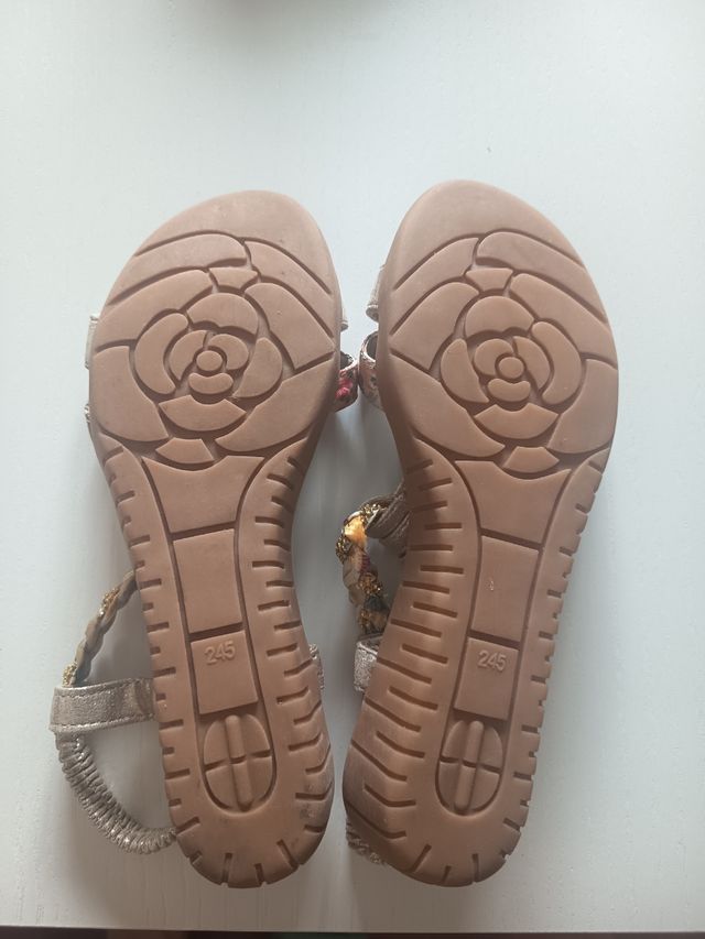 Sandalias doradas con pedrería