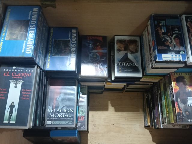 VHS y DVD Variadas - ¡Acción, Terror y más!