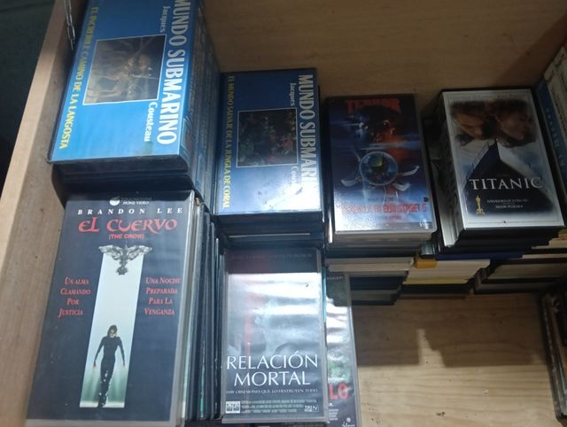 VHS y DVD Variadas - ¡Acción, Terror y más!