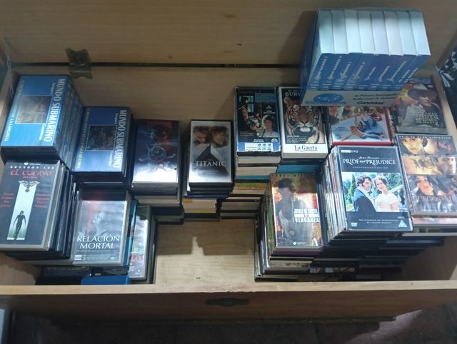 VHS y DVD Variadas - ¡Acción, Terror y más!