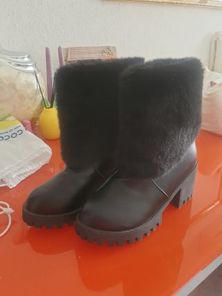 Botines negros pelo sintético