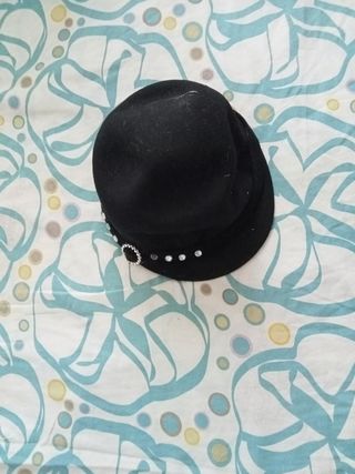Sombrero negro con pedrería