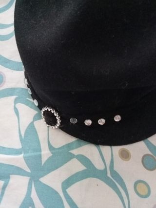 Sombrero negro con pedrería