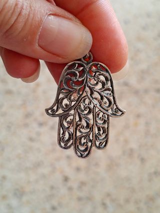 Colgante mano de Fátima y anillo rostro