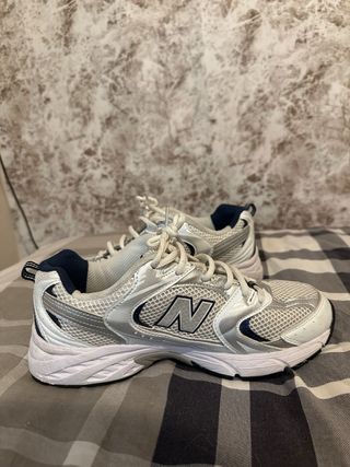 Zapatillas New Balance 530 - Blancas y Plateadas