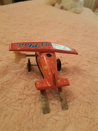 AVION DE ENTRENAMIENTO ROJO DE HOJALATA