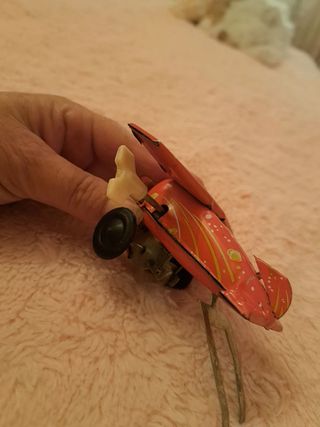 AVION DE ENTRENAMIENTO ROJO DE HOJALATA