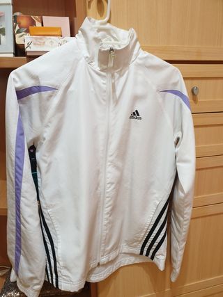 Chaqueta Adidas blanca y lila