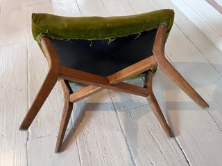 calzadora patas de madera y terciopelo verde