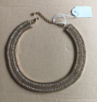 Collar dorado con brillantes