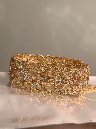 Pulsera dorada con cristales