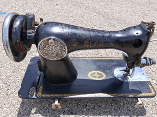 Máquina de coser antigua Alfa