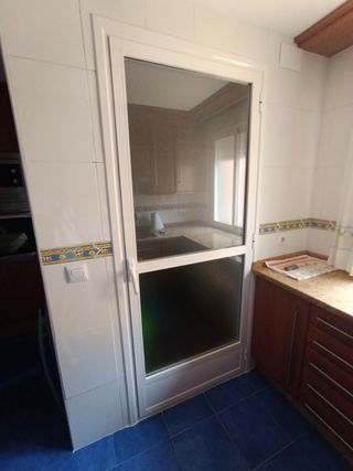 Puerta aluminio blanca cocina