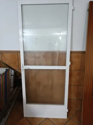 Puerta aluminio blanca cocina