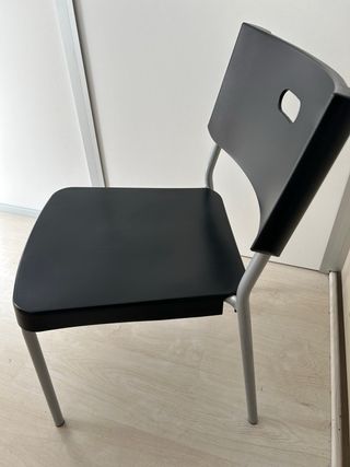 Silla negra y aluminio