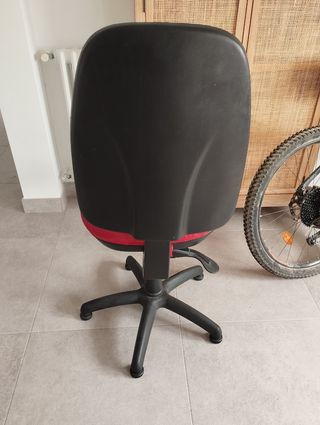 Silla oficina roja giratoria
