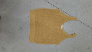 Top amarillo sin mangas