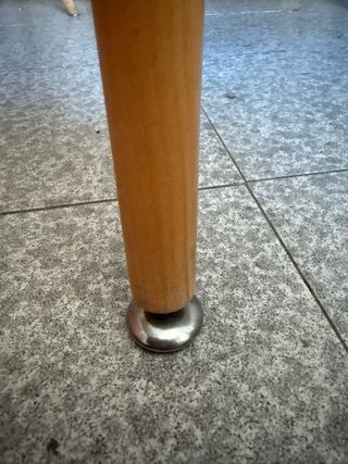 Mesa cocina y 4 sillas en blanco y patas de madera