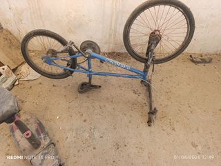 Varias Bicicletas montaña usadas y una más pequeñ
