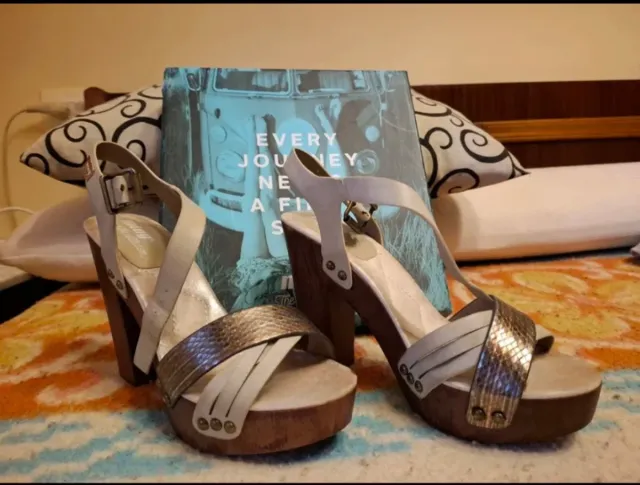 Sandalias Mustang MTNG Mikela tacón beige-marrón