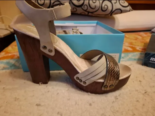 Sandalias Mustang MTNG Mikela tacón beige-marrón