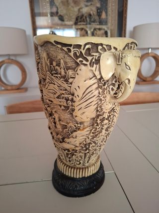 Jarron chino tallado a mano