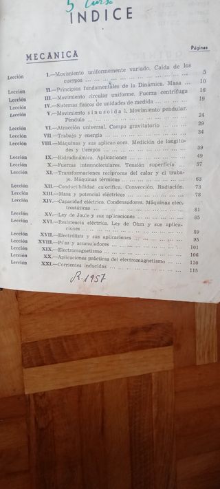 Varios libros de Física antiguos.