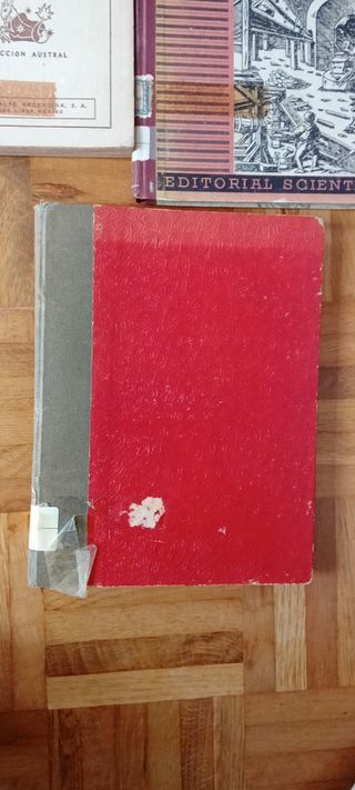 Varios libros de Física antiguos.