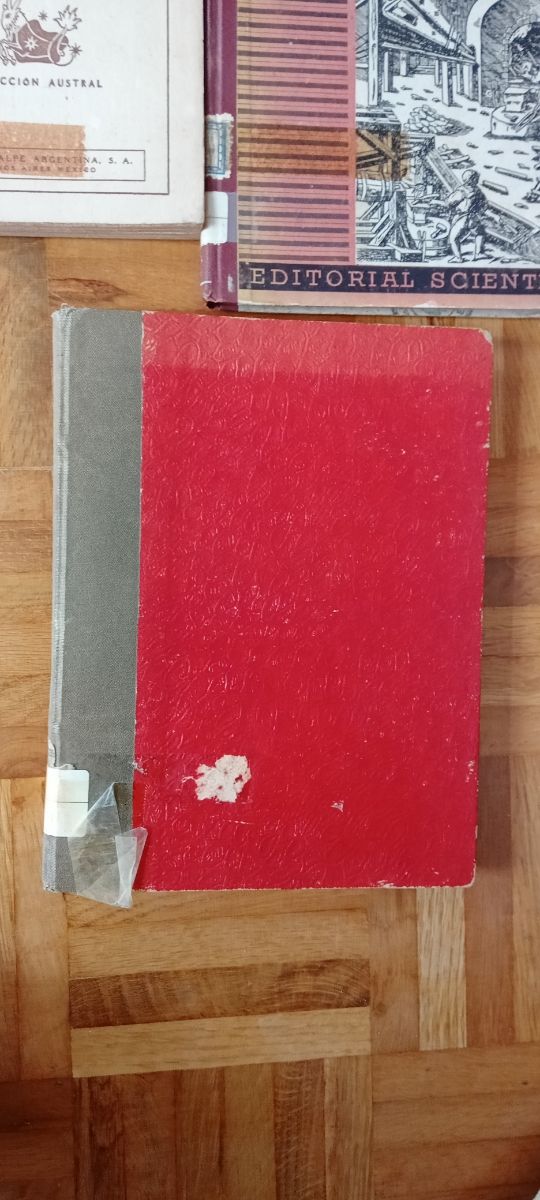 Varios libros de Física antiguos.