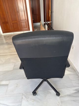 Silla escritorio negra piel sintética