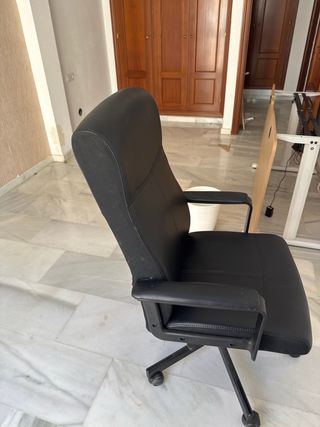 Silla escritorio negra piel sintética