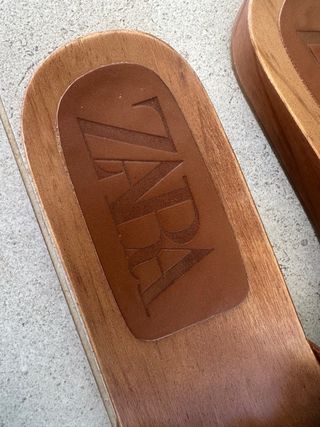 Sandalias Zara piel marrón - Suela madera