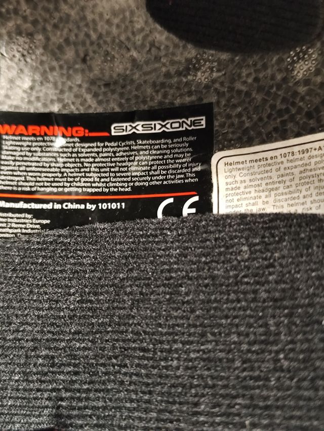 Casco patinete unisex nuevo