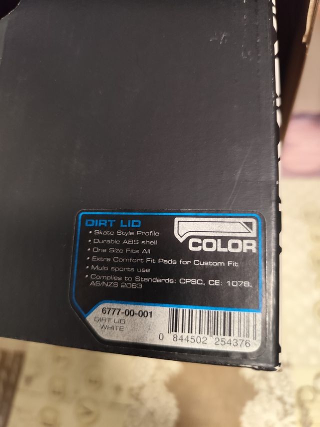 Casco patinete unisex nuevo