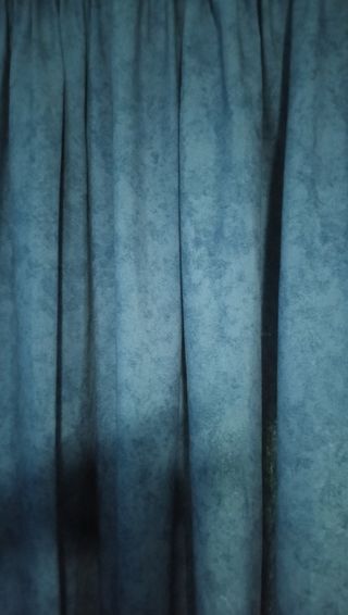 Cortinas azules y blancas