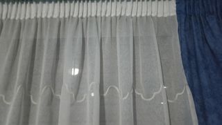 Cortinas azules y blancas