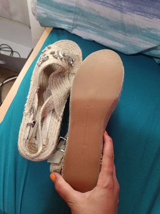 Sandalias Stradivarius plataforma beige