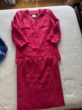 Traje falda y chaqueta rosa