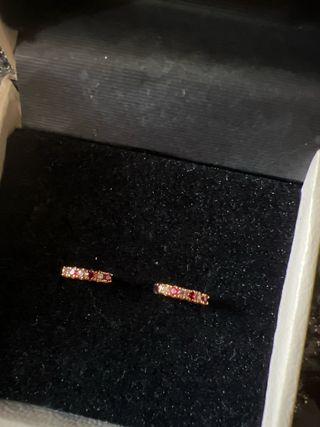 Aretes pequeños dorados con piedras rojas