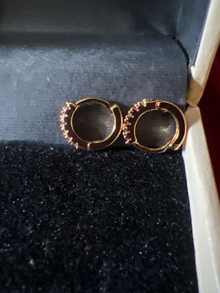 Aretes pequeños dorados con piedras rojas