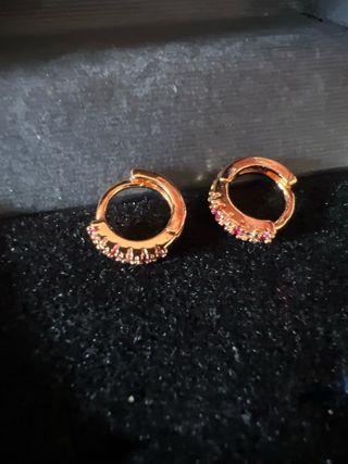 Aretes pequeños dorados con piedras rojas