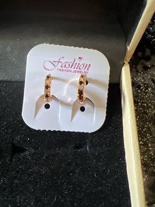 Aretes pequeños dorados con piedras rojas