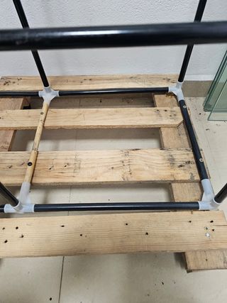 Perchero metálico con estantes