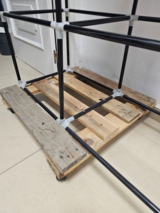 Perchero metálico con estantes