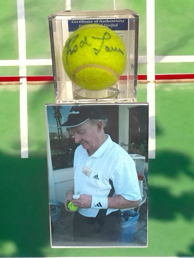Pelota de tenis firmada por Rod Laver PSA/DNA