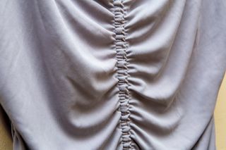 Vestido gris con fruncidos de H&M