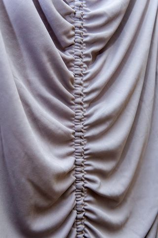 Vestido gris con fruncidos de H&M